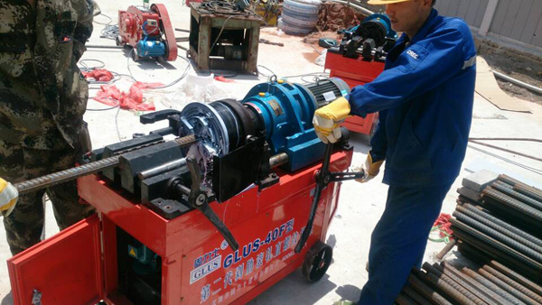 固力士鋼筋直螺紋滾絲機(jī)現(xiàn)場施工