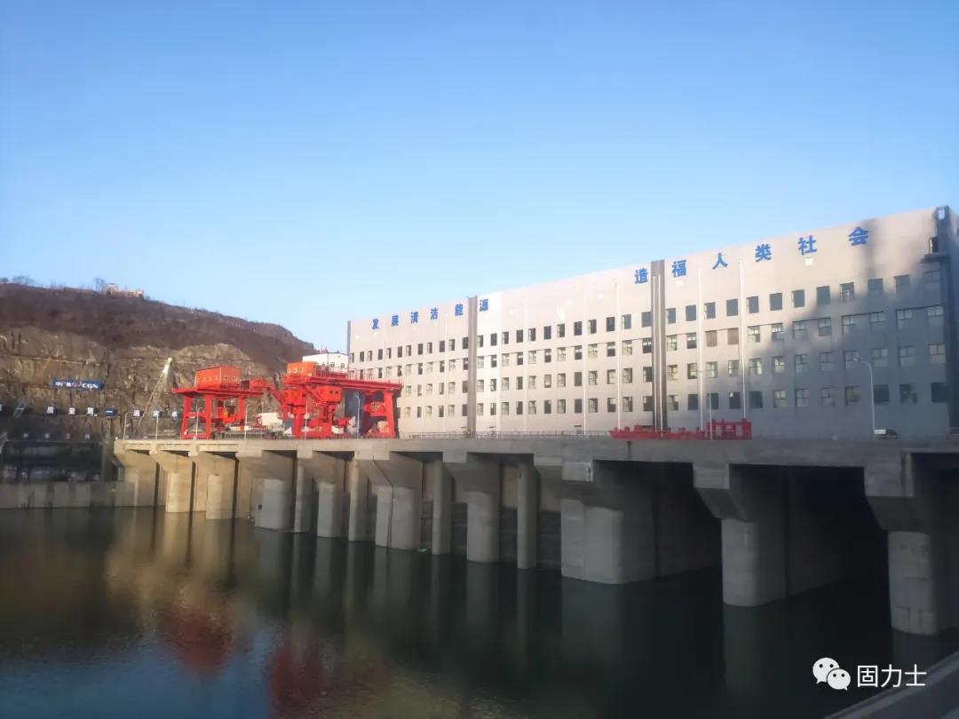 　　漢江白河(夾河)水電站項(xiàng)目效果圖 　　漢江白河(夾河)水電站項(xiàng)目效果圖  　　漢江白河水電站樞紐工程是陜西省&ldquo;十三五&rdquo;續(xù)建項(xiàng)目之一，為加快推進(jìn)重點(diǎn)項(xiàng)目建設(shè)，造福兩岸百姓，白河縣加大溝通協(xié)調(diào)力度，最終中廣核集團(tuán)與中國(guó)信達(dá)公司以控股的方式共同投資建設(shè)。為保障工程建設(shè)順利實(shí)施，白河縣先后多次召開縣長(zhǎng)辦公會(huì)、項(xiàng)目建設(shè)推進(jìn)會(huì)，做好移民安置、環(huán)境保障、項(xiàng)目服務(wù)等工作，積極為工程建設(shè)創(chuàng)造良好的施工環(huán)境?！?  　　漢江白河(夾河)水電站項(xiàng)目實(shí)景